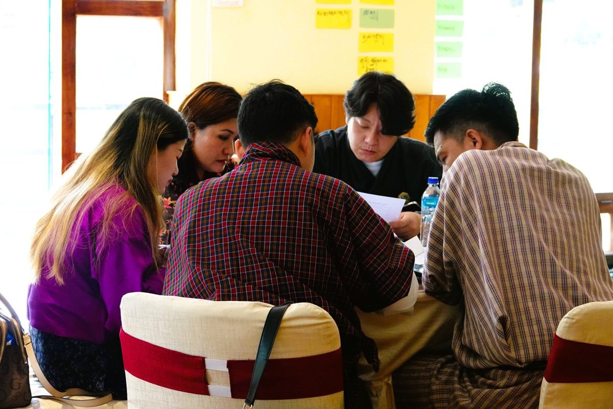 Journalists work through a legal case study in groups.